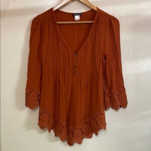 VENUS Women's Rust Top with Lace Trim